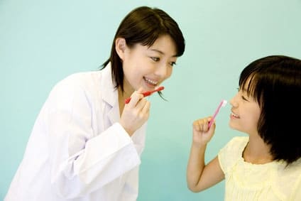 歯磨き指導する歯科衛生士