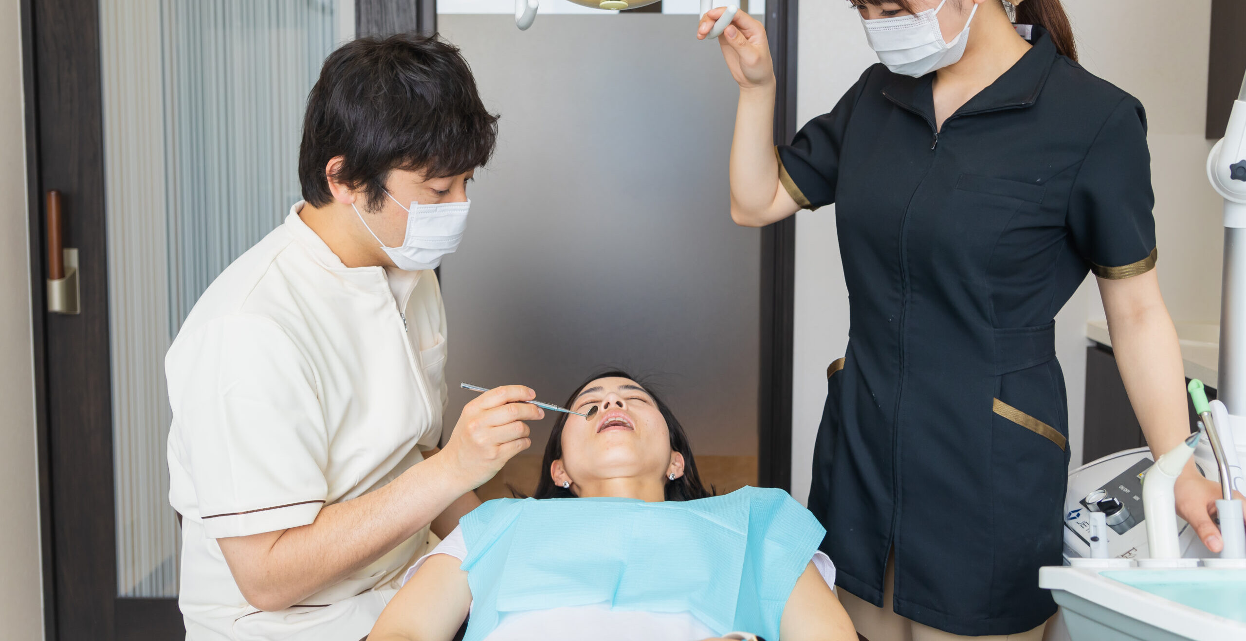歯の根元が痛い時の原因と治療法